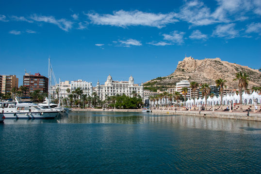 Blick &uuml;ber den Hafen von Alicante zu Casa Carbonell und der Burg, Spanien