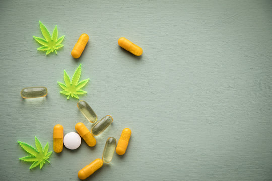 Pillen, Tabletten und Kapseln mit Cannabis Marihuana Hanf und CBD gegen Schmerzen zur Therapie als Medizin Arzneimittel