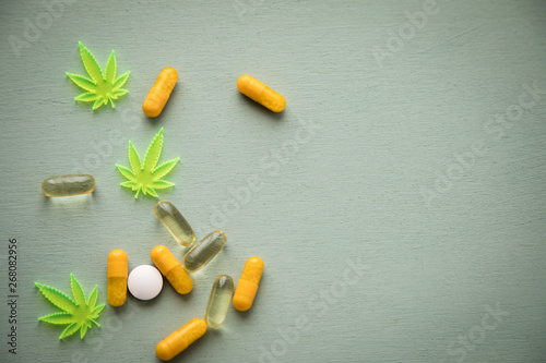 Pillen, Tabletten Und Kapseln Mit Cannabis Marihuana Hanf Und CBD Gegen  Schmerzen Zur Therapie Als Medizin Arzneimittel Wall Mural-Christin Klose