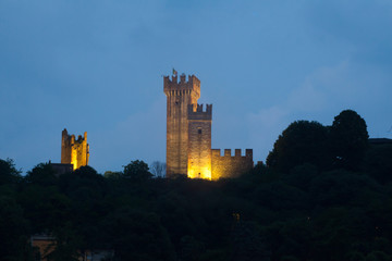 Obraz premium Ancien italian castle at night