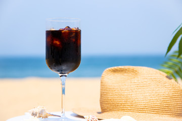 海でアイスコーヒーを飲む