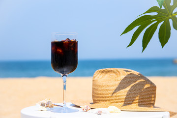 海でアイスコーヒーを飲む