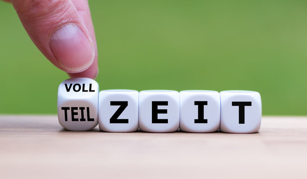 Hand dreht einen W&uuml;rfel und &auml;ndert das Wort "Teilzeit" in "Vollzeit" (oder umgekehrt).