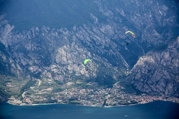 Obraz premium Paragliding over the lake