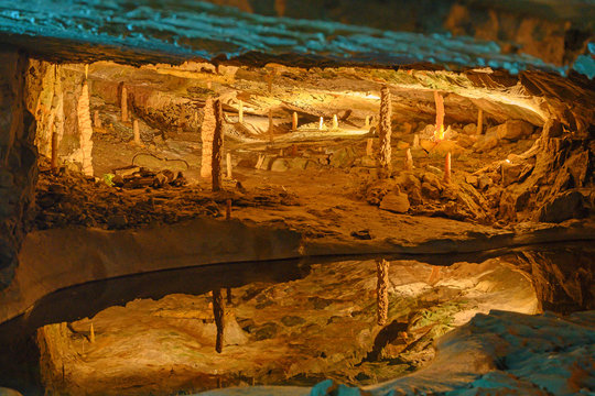 Stalagmiten in der Beatush&ouml;hle bei Interlaken, Bern, Schweiz
