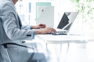 資料を確認する男性社員