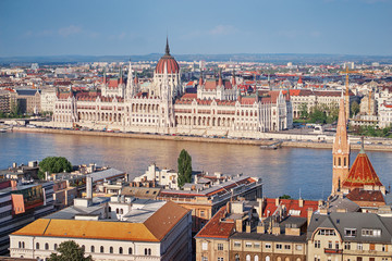 Obraz premium Beautiful cityscape. Hungarian parliament building at Danube river in Budapest city, Hungary.