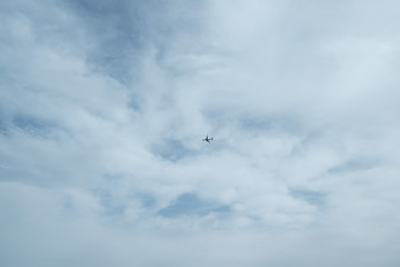 Flugzeug am Ibiza Himmel blau