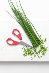Chives whole and cut, scissors