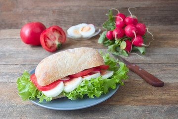 Belegtes Brötchen mit Ei