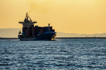 大阪港の夕焼け・夕陽を浴びる貨物船