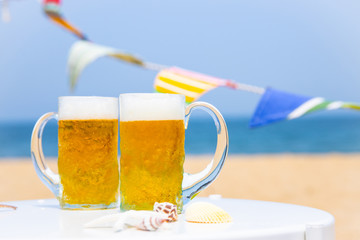 海でビールを飲む