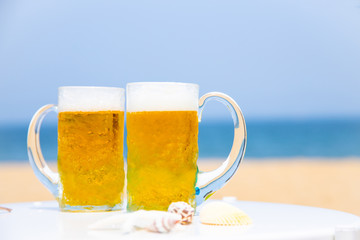 海でビールを飲む