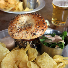 veggie bagel burger with crisps