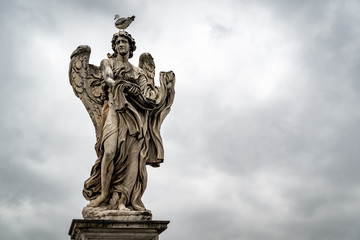 Fototapeta na wymiar Statue eines Engels auf der Engelsbrücke mit Möwe