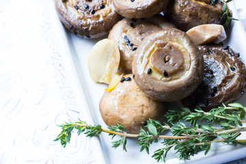 Champignons mariniert mit frischem Thymian auf einer Platte