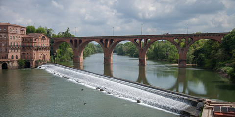 Le pont neuf d'Albi traversant le Tarn