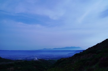Fototapeta na wymiar ミヤマキリシマが満開の仙酔峡から見る阿蘇外輪山