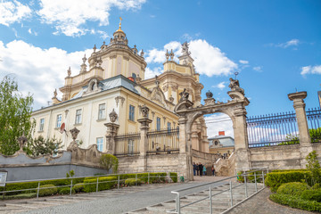 Obraz premium Jerzego to barokowo-rokokowa katedra znajdująca się we Lwowie, historycznej stolicy zachodniej Ukrainy.