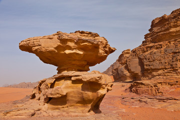Roca erosionada en equilibrio, Wadi Rum, Jordania, Oriente Medio