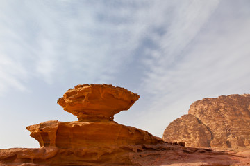 Roca erosionada en equilibrio, Wadi Rum, Jordania, Oriente Medio