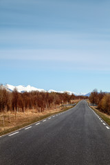 Landstraße in einer grandiosen Naturkulisse