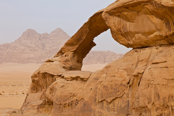 Arco natural en Al Harazah, Wadi Rum, Jordania, Oriente Medio