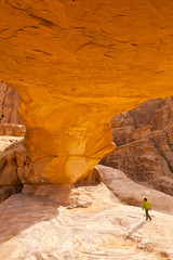 Arco natural en Al Harazah, Wadi Rum, Jordania, Oriente Medio