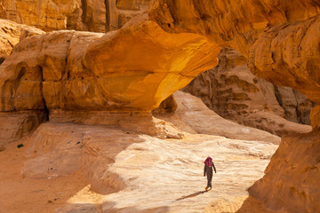 Arco natural en Al Harazah, Wadi Rum, Jordania, Oriente Medio