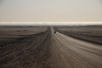 samotny samochód na bezkresnej trasie w argentynie - obrazy, fototapety, plakaty