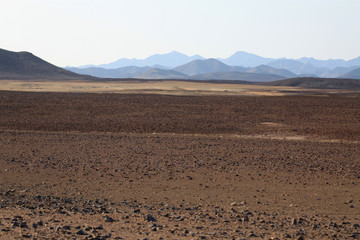 pustynny bezkresny księżycowy krajobraz z andami w tle w argentynie - obrazy, fototapety, plakaty