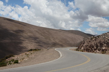 asfaltowa droga w górach biegnąca przez przełęcz