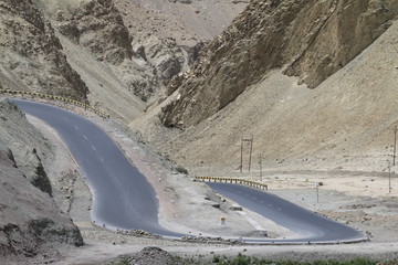 asfaltowa droga wysoko w górach, himalaje, nepal