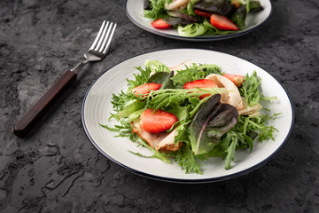 Salad with Strawberries and ham