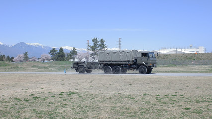 自衛隊車両けん引