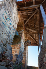 Subiendo a lo alto de un viejo campanario en un pueblo de Castilla