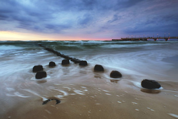 Zachód słońca na wybrzeżu Morza Bałtyckiego,molo  w Kołobrzegu,Polska. - obrazy, fototapety, plakaty