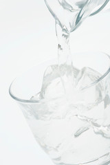 グラスに注ぐ水