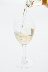 グラスに注ぐ白ワイン