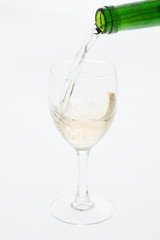 グラスに注ぐ白ワイン
