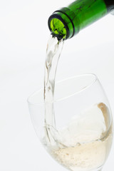グラスに注ぐ白ワイン