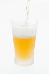 グラスに注ぐビール