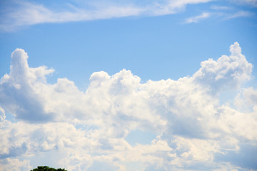 Obraz premium Blue sky and cloud view on chilling day.