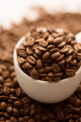 コーヒーカップに入ったコーヒー豆