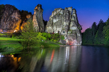 Externsteine Nacht beleuchtet Sternenhimmel