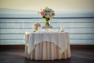 Tavolo per matrimonio in riva al mare