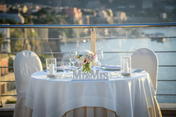 Tavolo per matrimonio in riva al mare