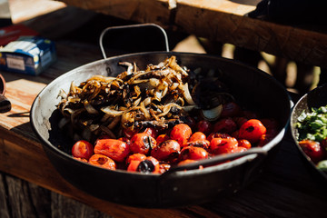 Barbecue tomatoes and onion, tomates y cebolla caramelizada a la parrilla