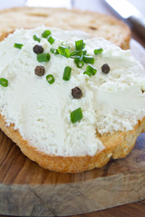tartine de fromage frais ail et fines herbes