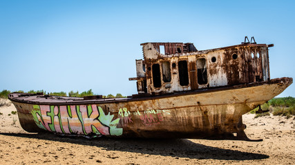 Fototapeta na wymiar An abandonned ship in the Desert of the Former Aral Sea the former Fishing Town Muynaq / Moynaq in Uzbekistan